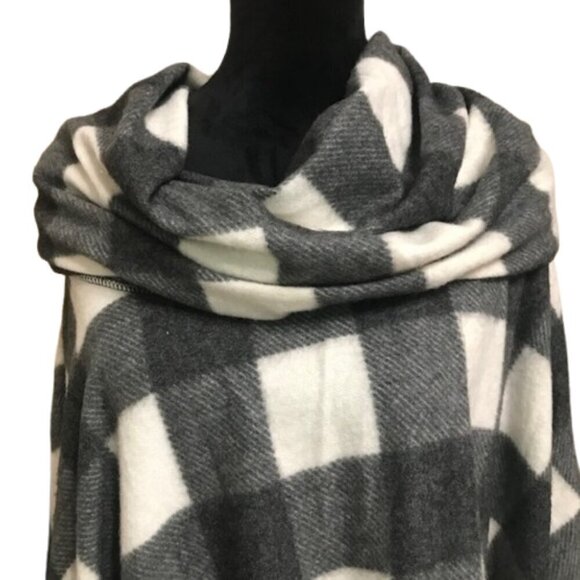 NWT Women's Buffalo Check Poncho Wrap Shawl Black/White Plaid Cozy Blanket Cape - Picture 2 of 6